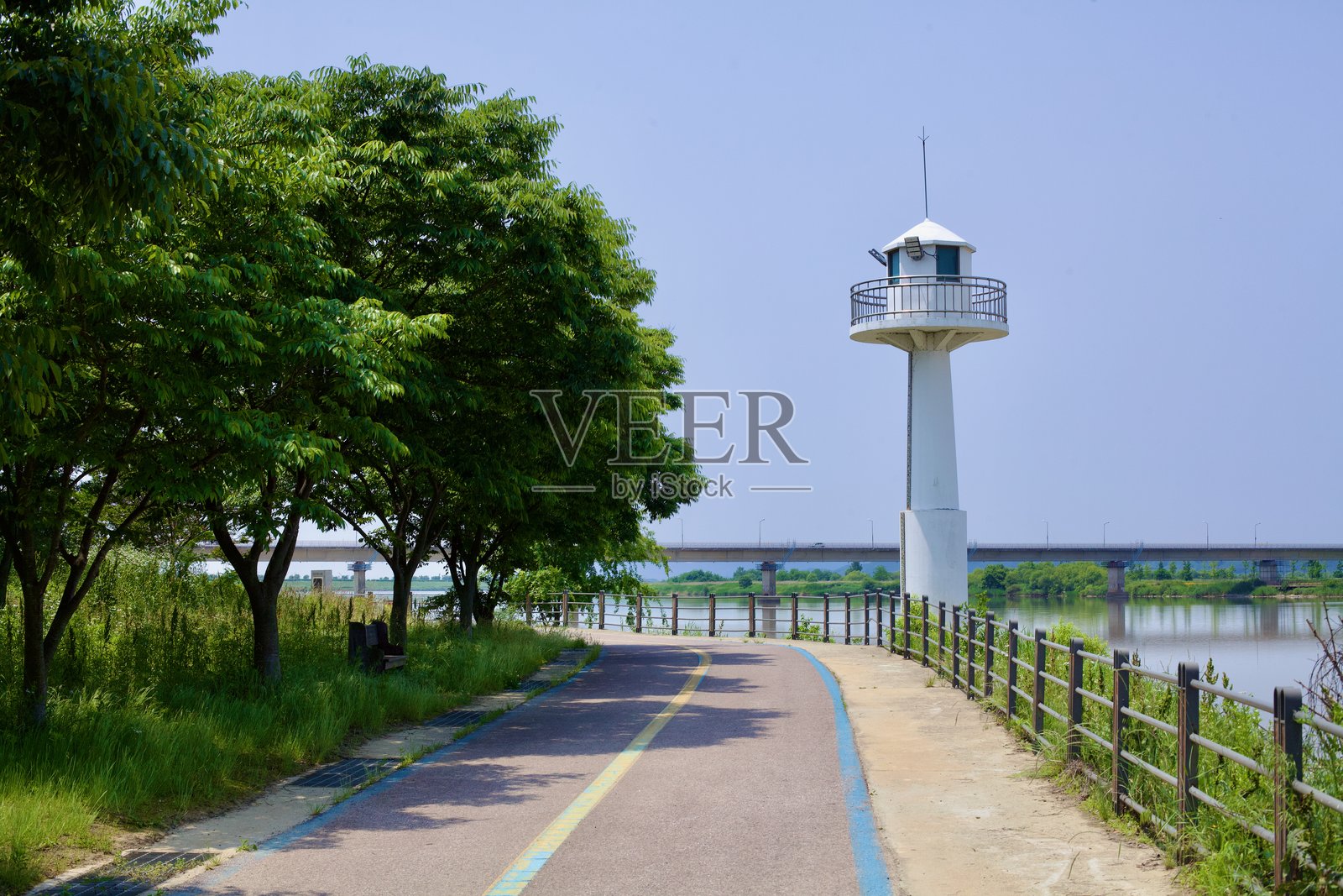 江景自行车道和河边瞭望塔照片摄影图片