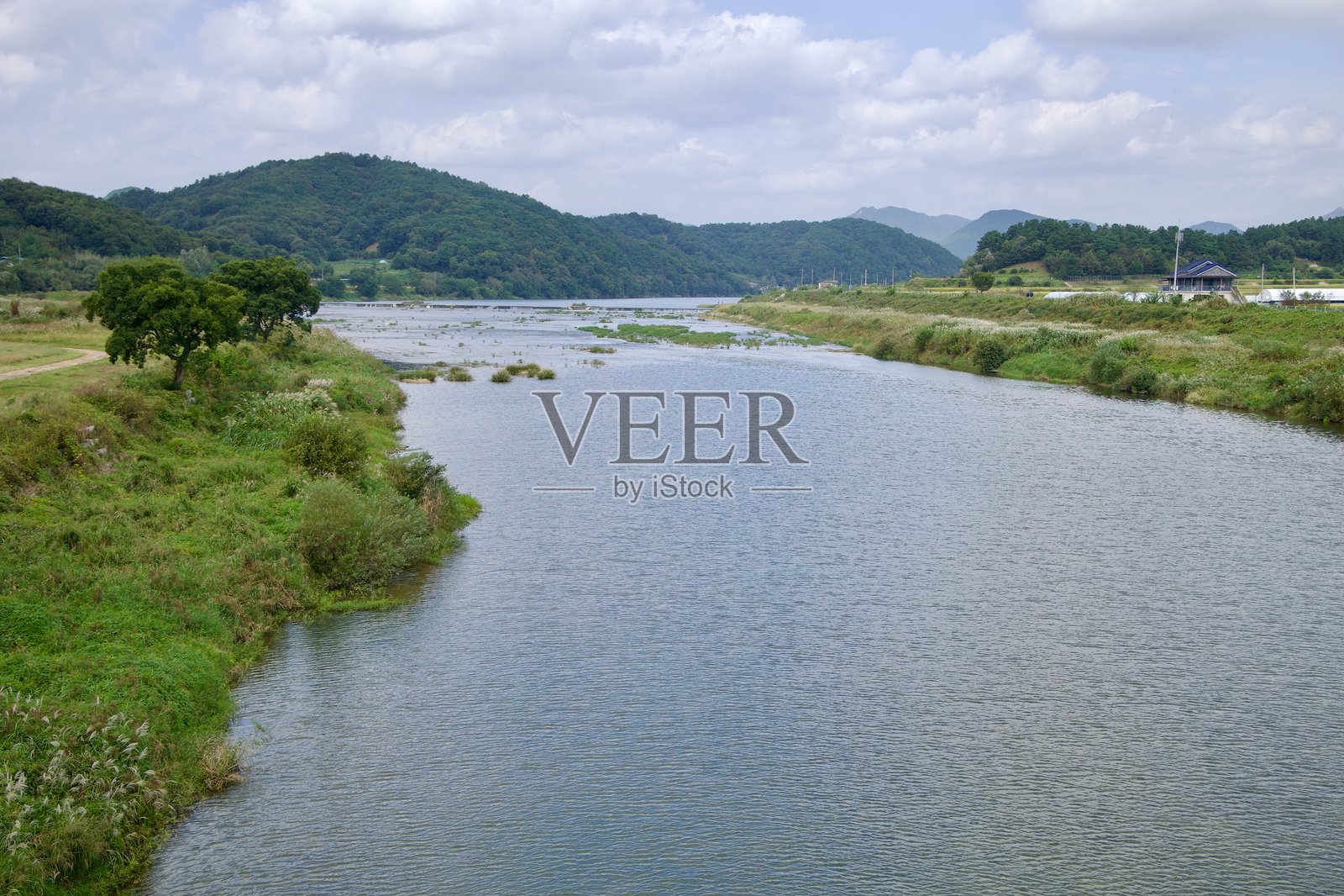 宁静的西岘江及周围山丘的景色照片摄影图片