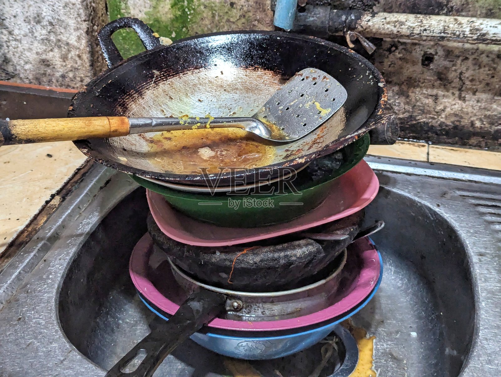 脏盘子堆积在水槽里照片摄影图片