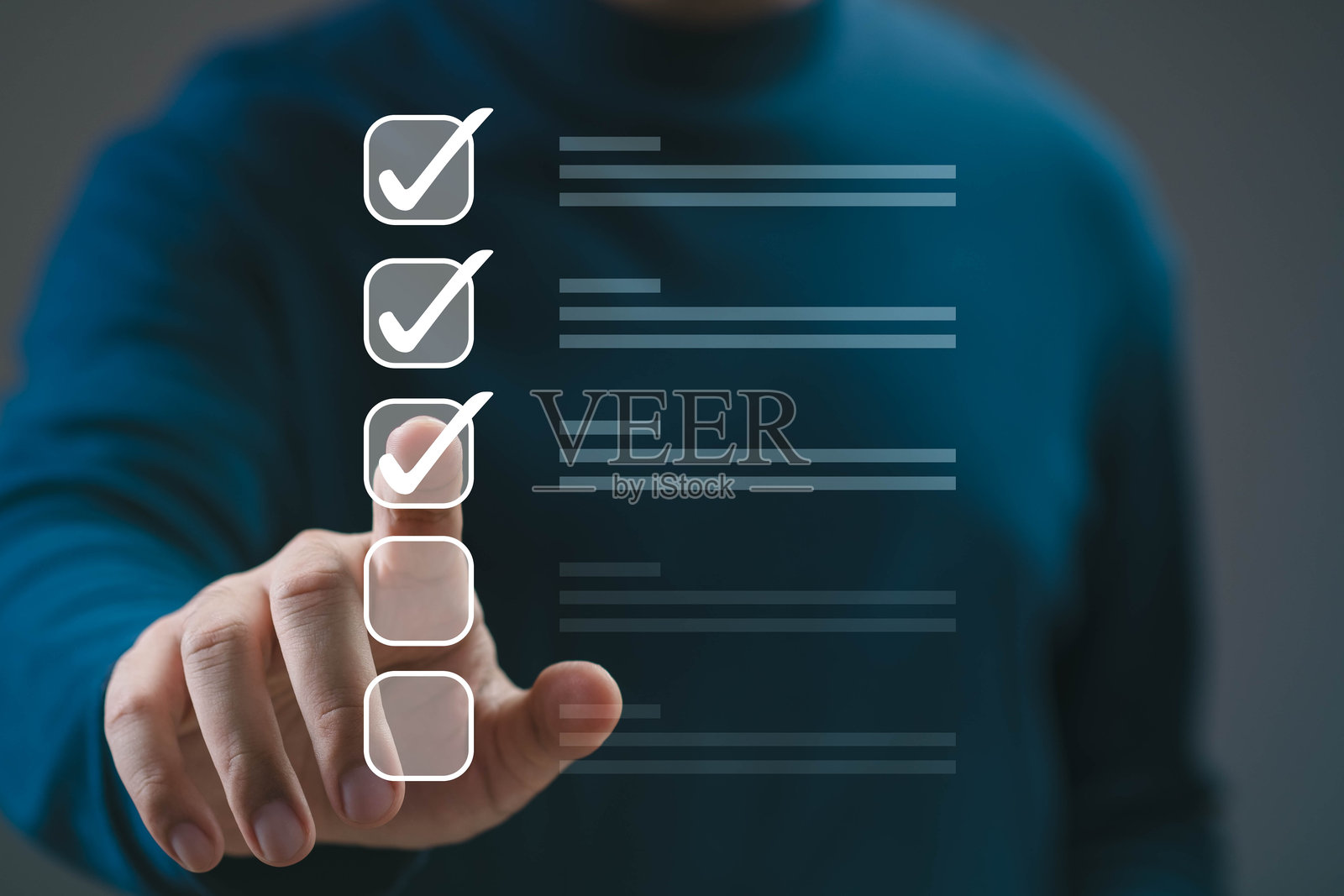 一个人正在与数字化清单互动，表明任务正在完成。这张图片代表了生产力和现代工作方法。照片摄影图片