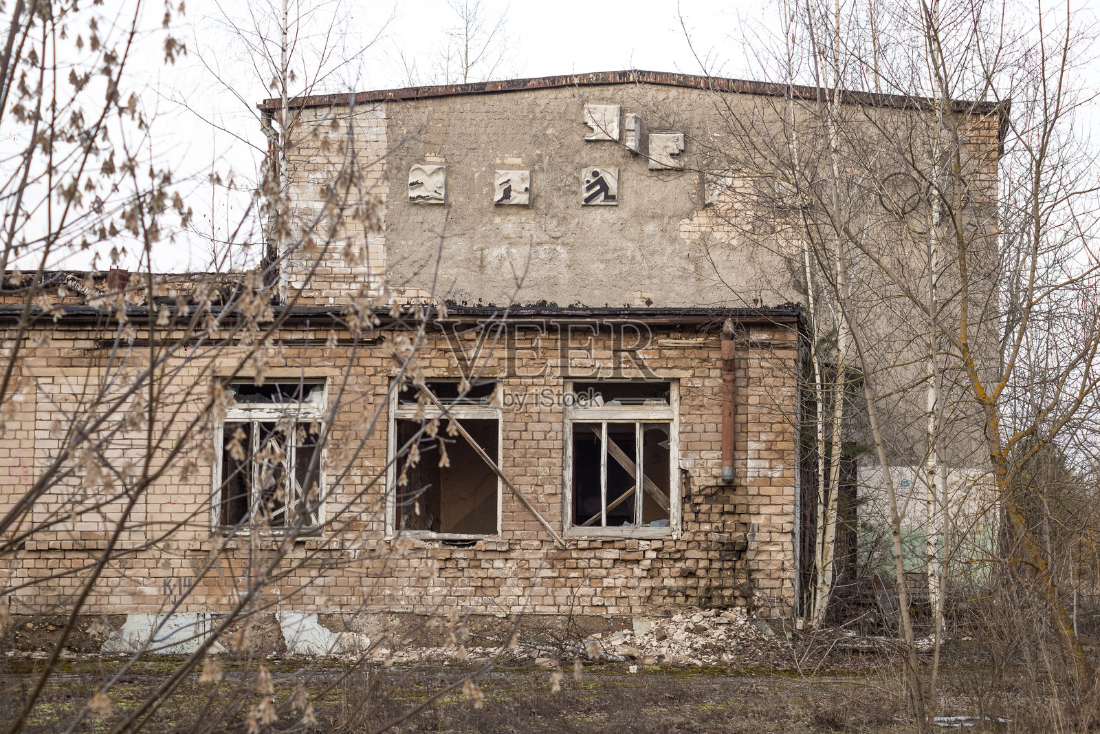 废弃砖砌建筑的残垣断壁。旧学校建筑外观的遗迹照片摄影图片