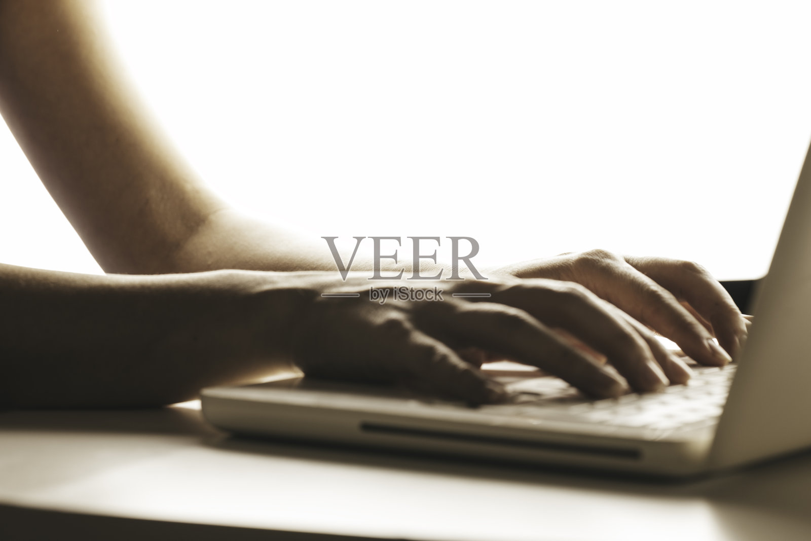 手在笔记本电脑键盘上打字照片摄影图片