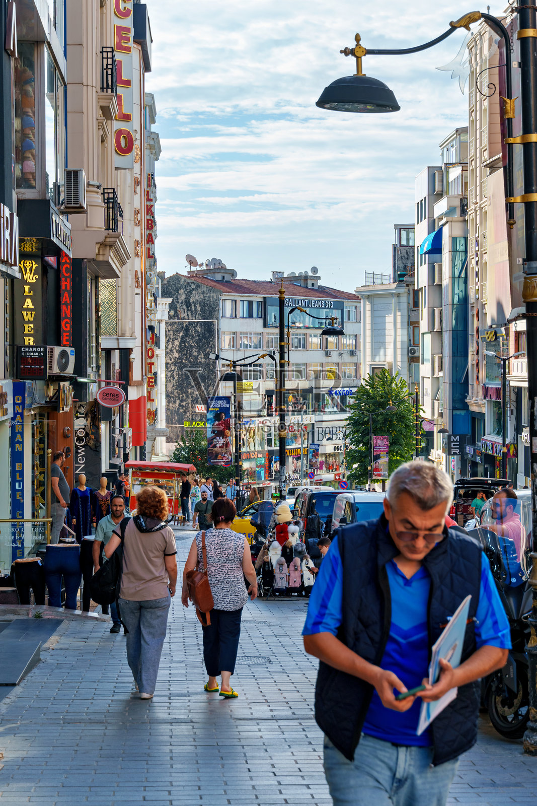 城市生活与街景，城市建筑，商店和广告牌，路人随意穿行照片摄影图片