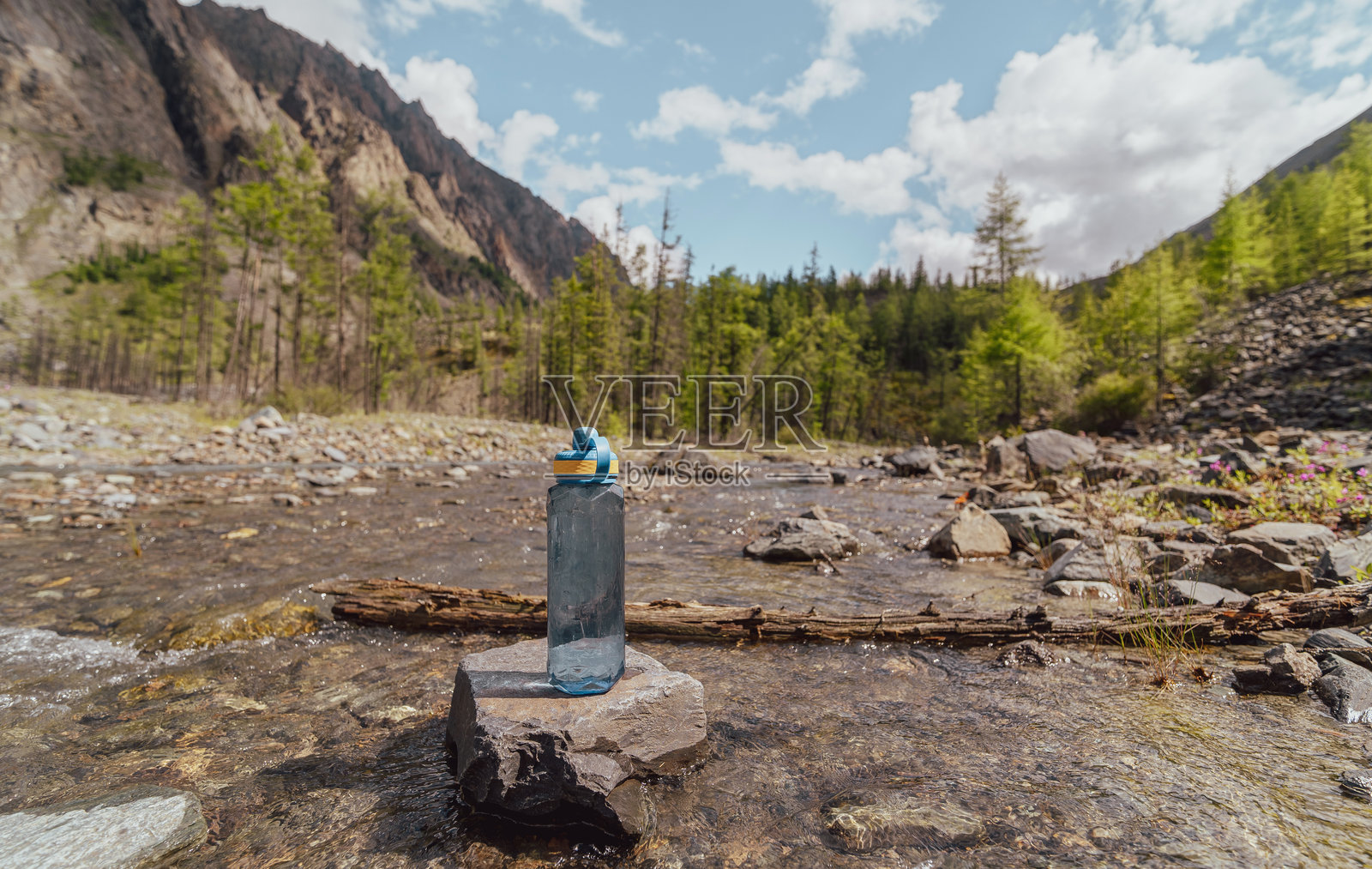 山中的水瓶照片摄影图片