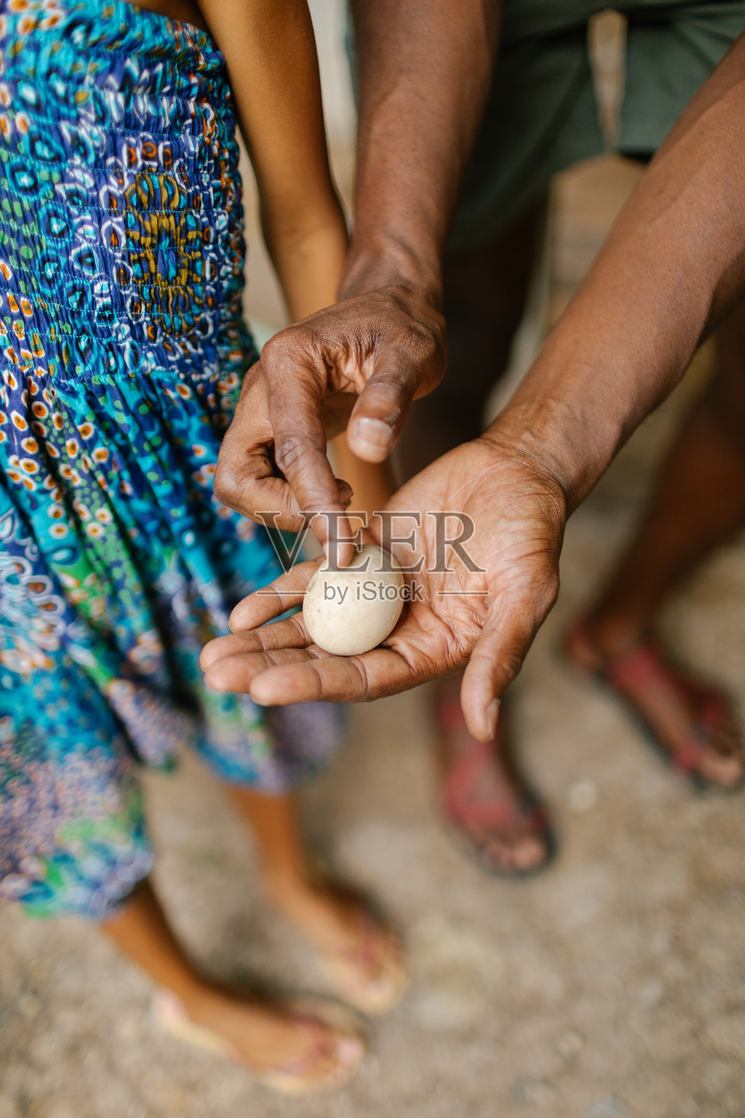 父亲和女儿与鸡蛋照片摄影图片