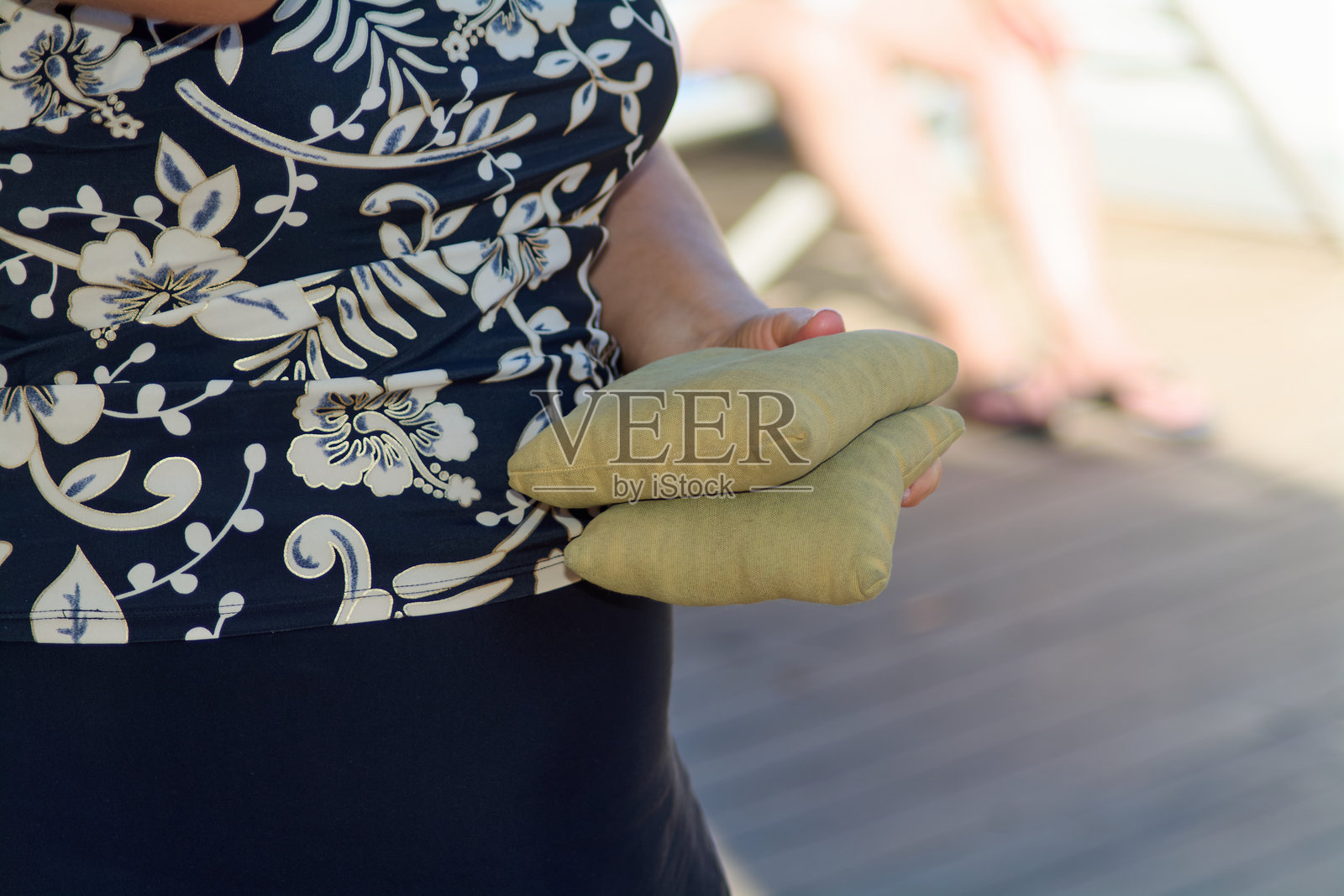 女人紧握豆袋，神情专注照片摄影图片