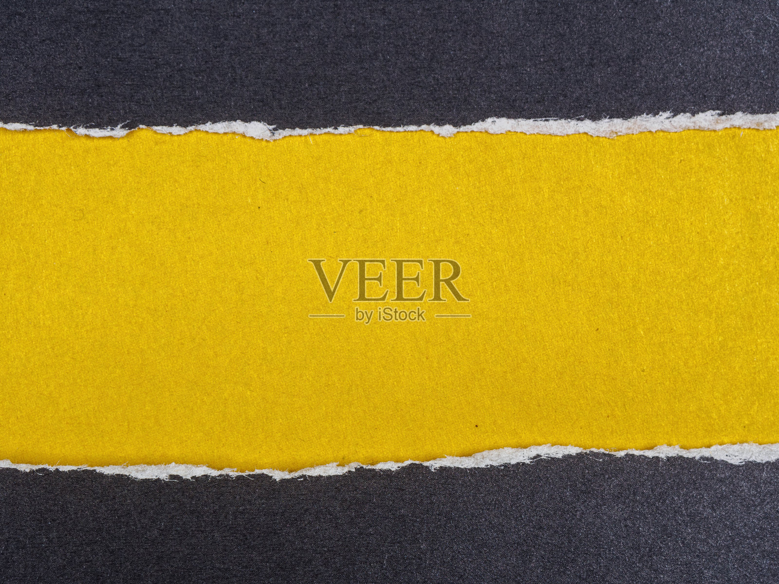 一个具有撕裂纸边缘的纹理背景，创造出独特的留白空间。粗糙的分层设计，适用于多种设计。照片摄影图片