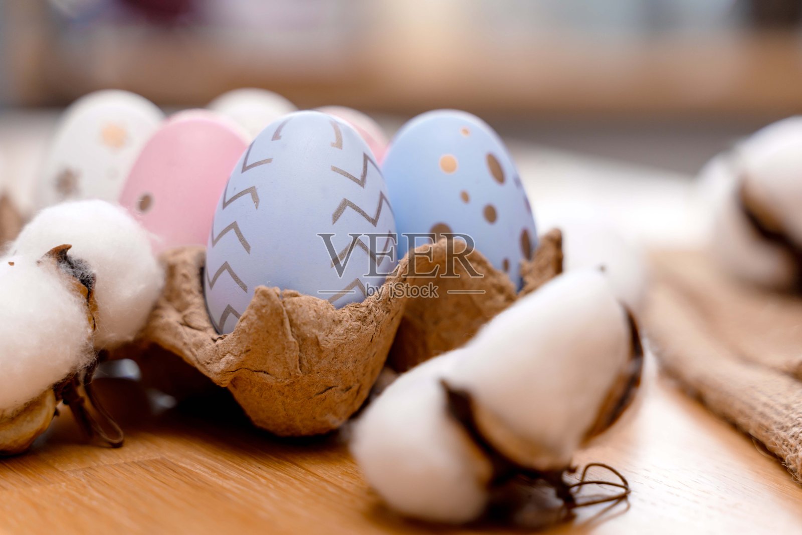 复活节五彩斑斓的鸡蛋放在桌子上的支架上。节日、季节性邀请、贺卡、促销或广告。照片摄影图片