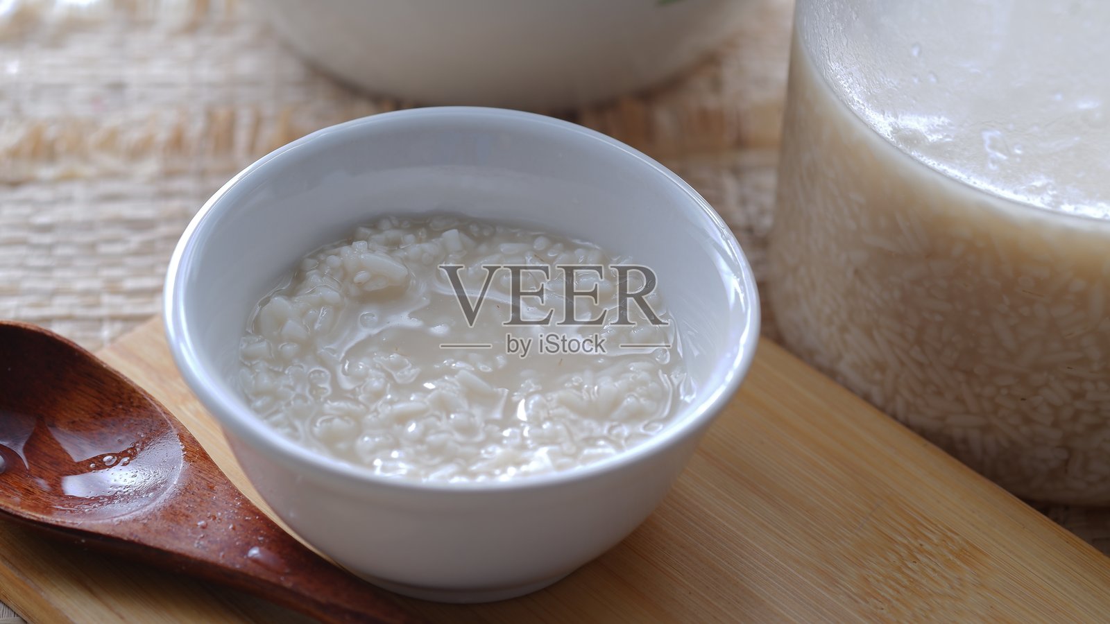 盐麴是由米曲与盐发酵而成的。照片摄影图片