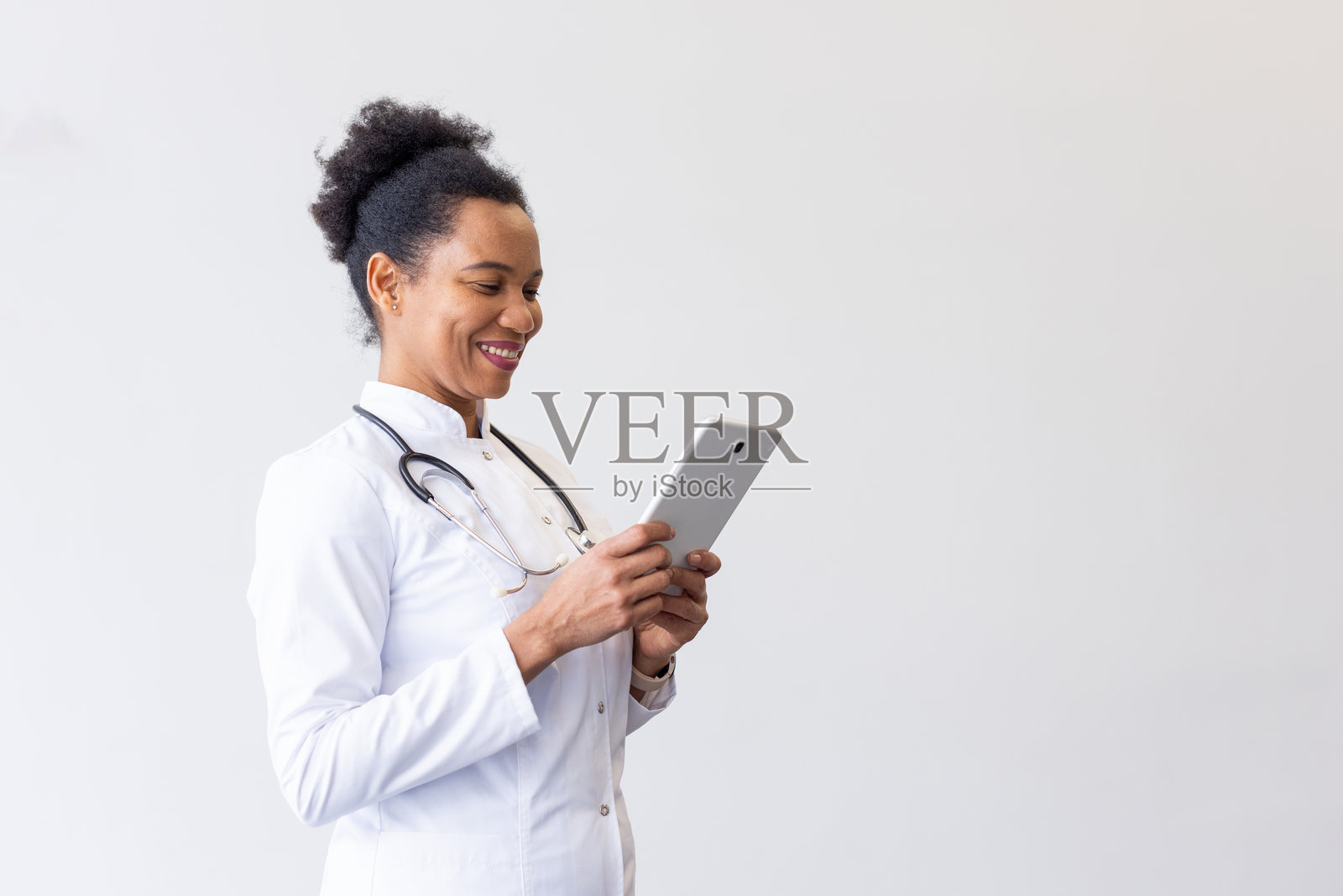 熟练的非裔美国医生使用平板电脑进行远程医疗咨询照片摄影图片