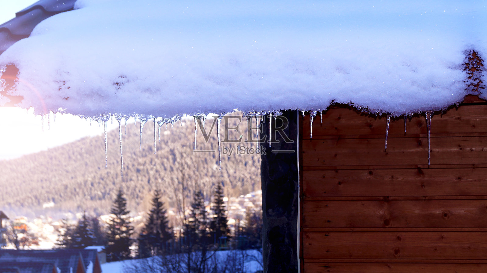 屋顶上的冰柱照片摄影图片