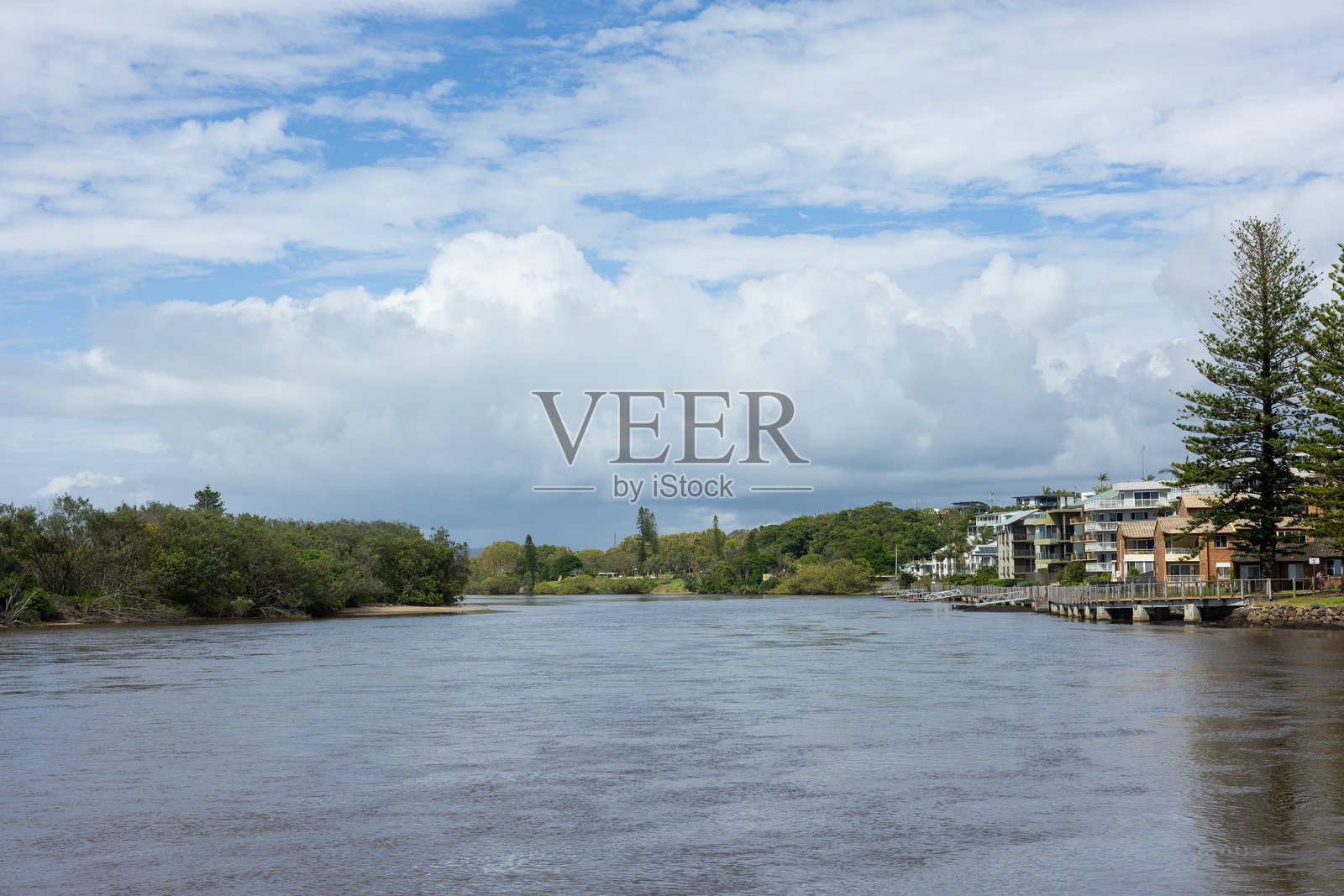 澳大利亚新南威尔士州东海岸金斯克利夫岬头海堤上，阿尔弗雷德气旋后，库金溪的泥泞水流入海洋的鸟瞰图。照片摄影图片