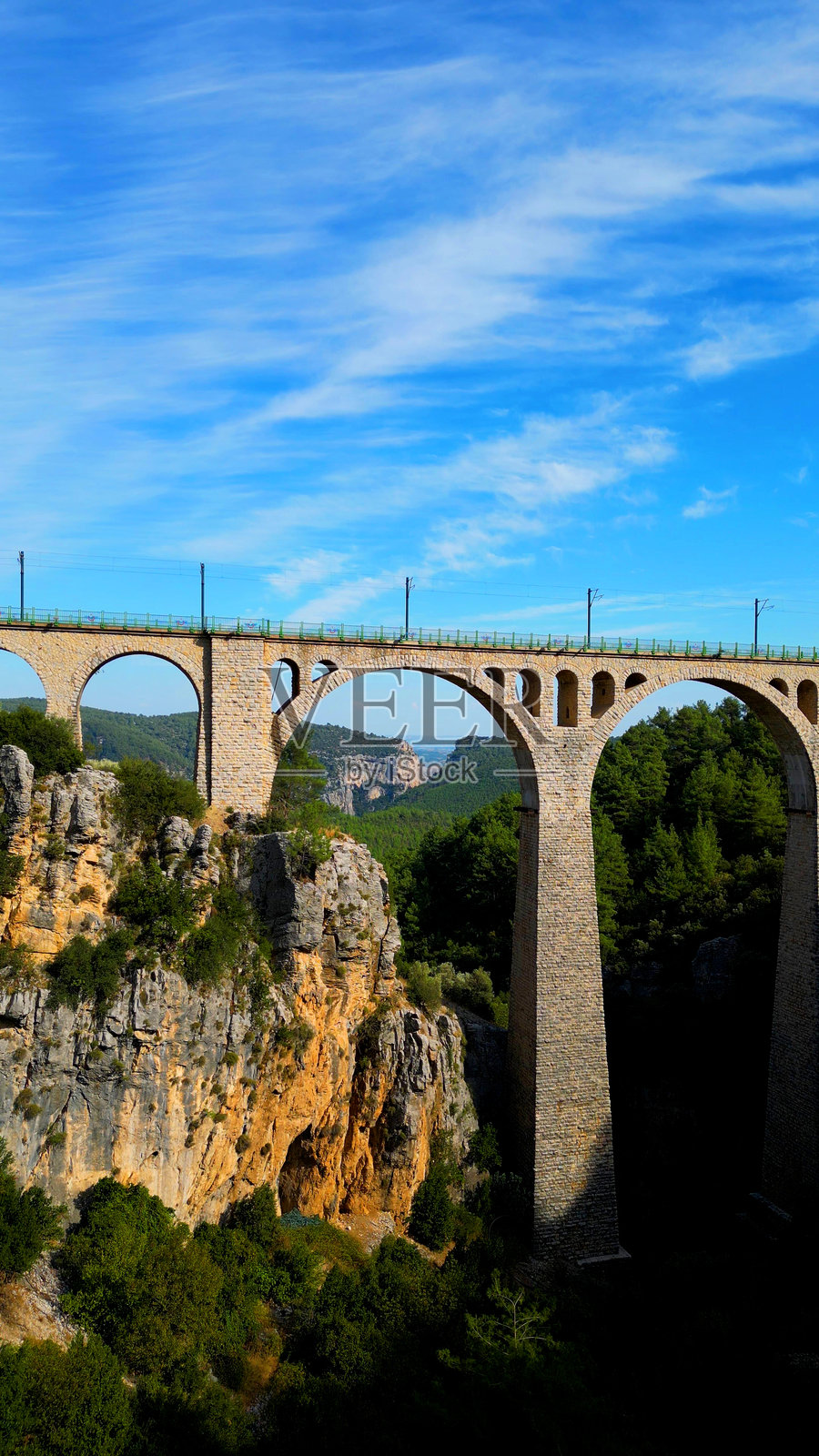 阿达纳的历史瓦尔达桥，德国大铁路高架桥的鸟瞰图，吉亚乌尔德雷高架桥，拱桥照片摄影图片