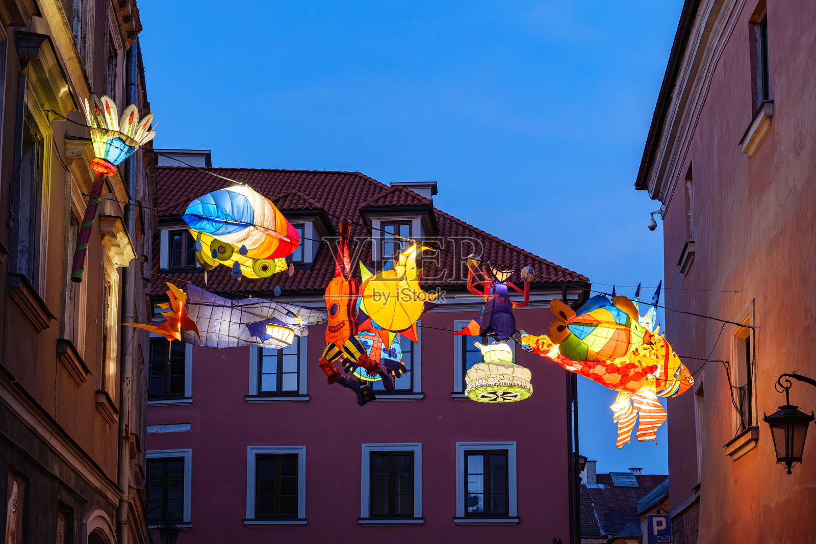 卢布林市中心的夜间散步照片摄影图片