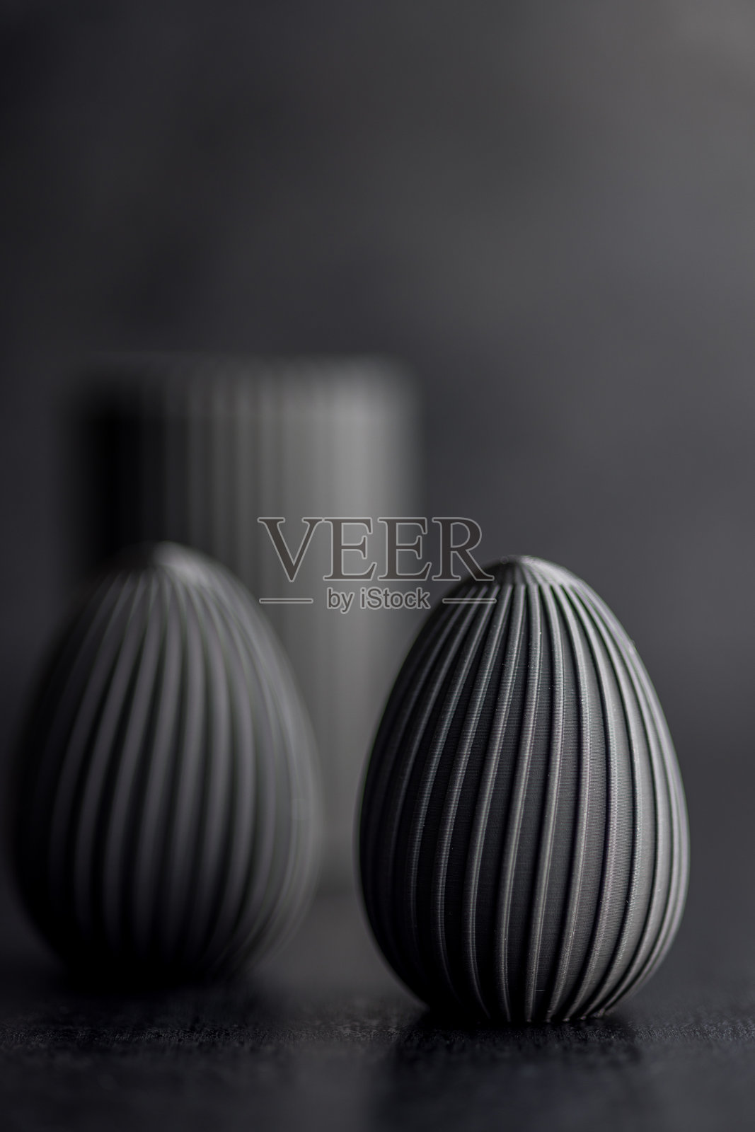 复活节装饰。黑色鸡蛋在黑色背景上。照片摄影图片