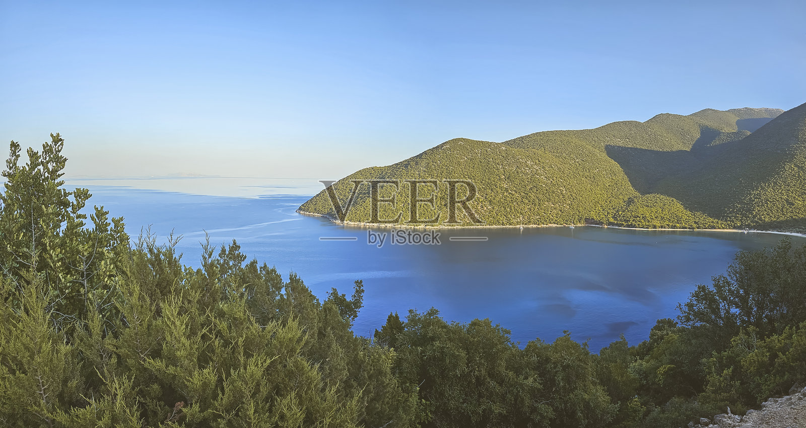 安提萨莫斯海滩，凯法利尼亚。宁静海湾的风景观景点照片摄影图片