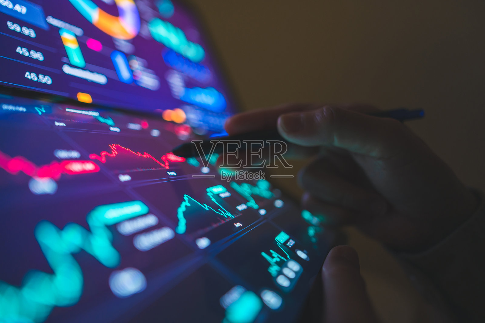 智能投资概念，金融顾问起诉电信金融与人工智能，象征着人工智能在塑造金融未来中的作用。照片摄影图片