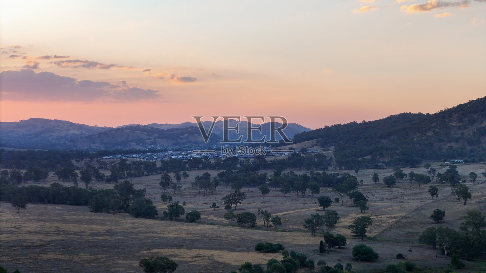 沃东加与巴兰杜达之间的农田日落照片摄影图片