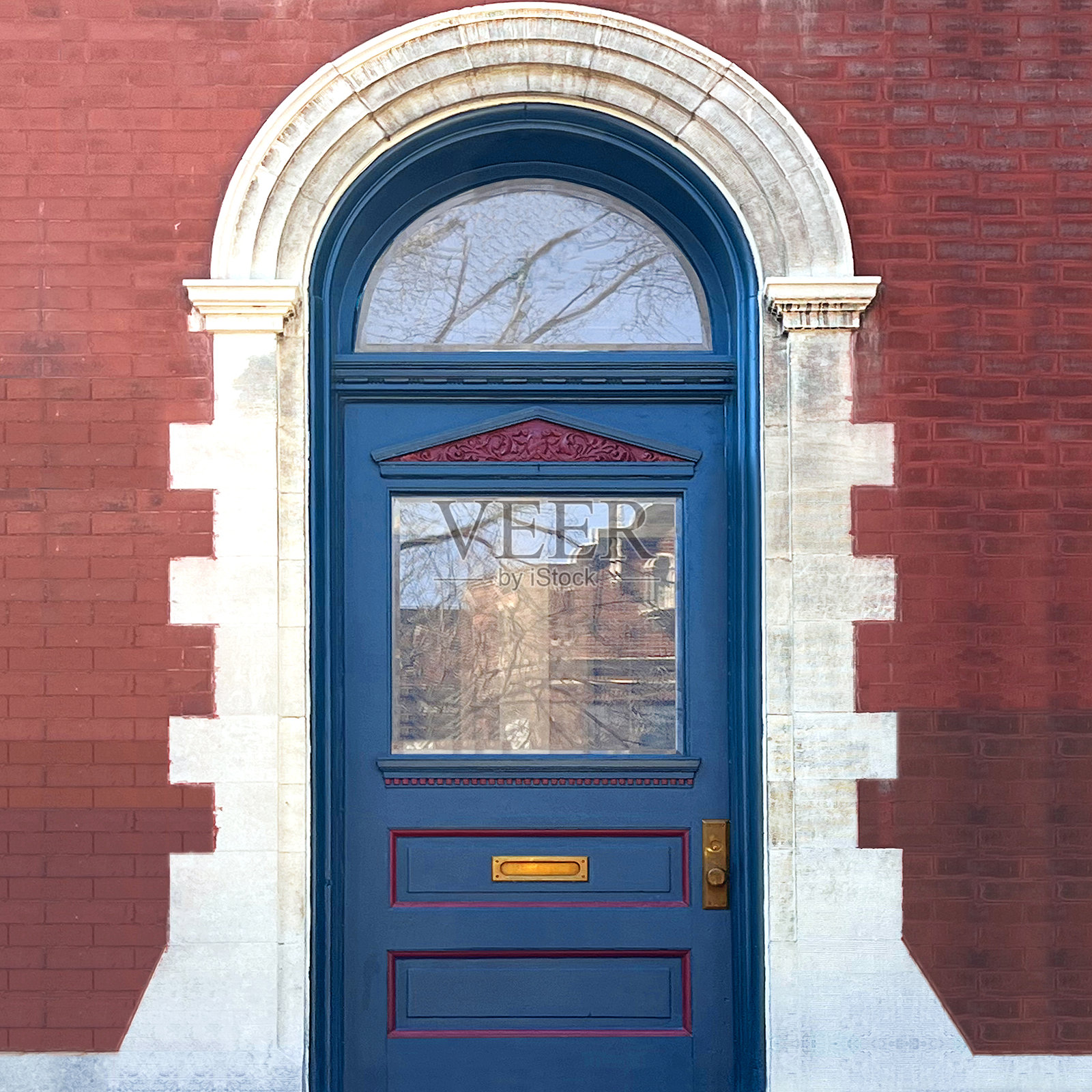 历史砖砌外立面上的蓝色门和拱形窗户照片摄影图片