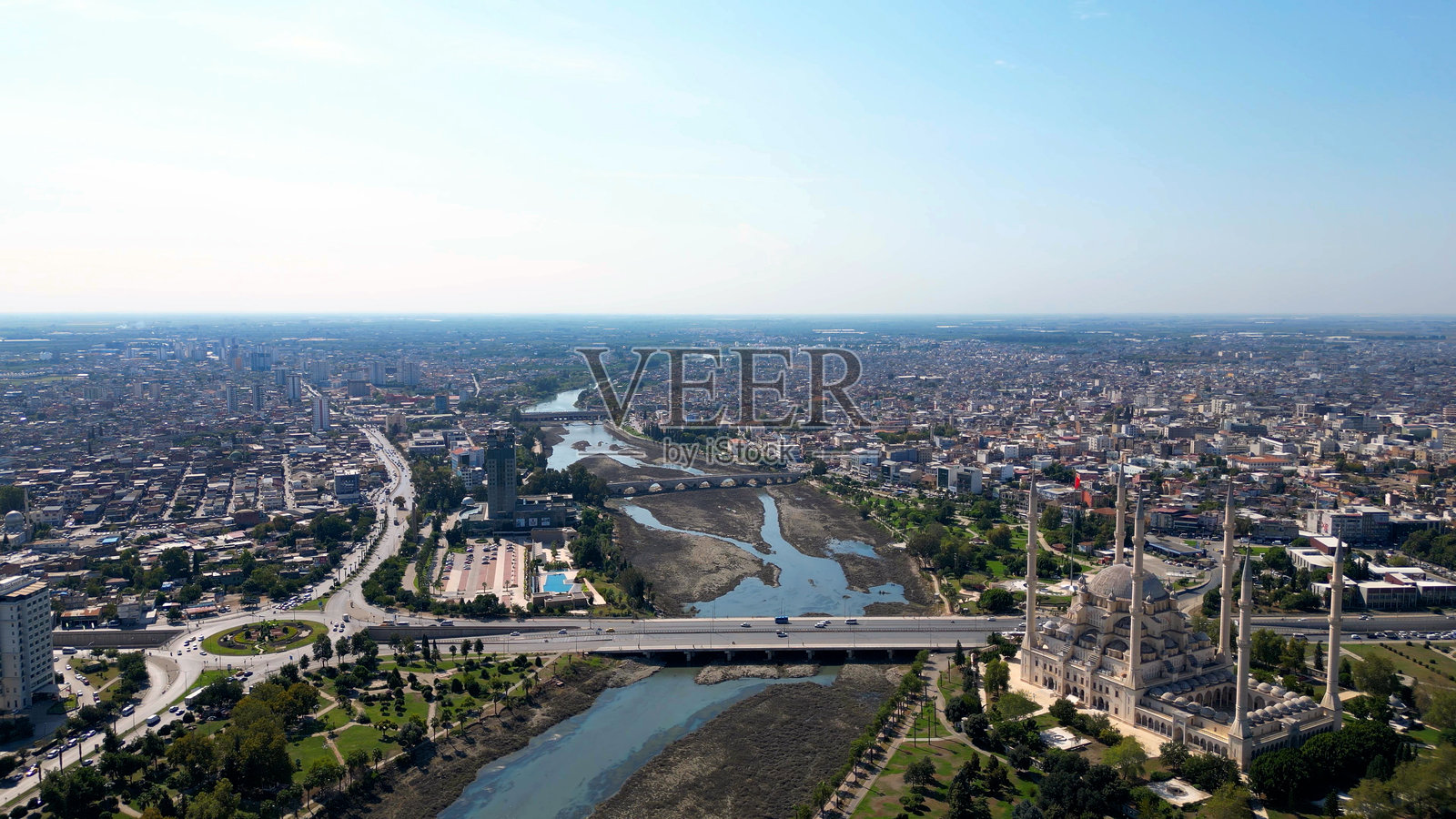 阿达纳市的鸟瞰图，钟楼，石桥和萨班奇中央清真寺照片摄影图片