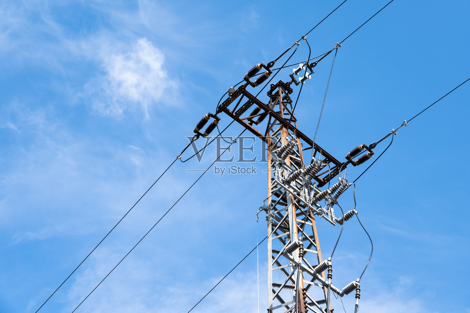 蓝天背景下的电力传输塔照片摄影图片