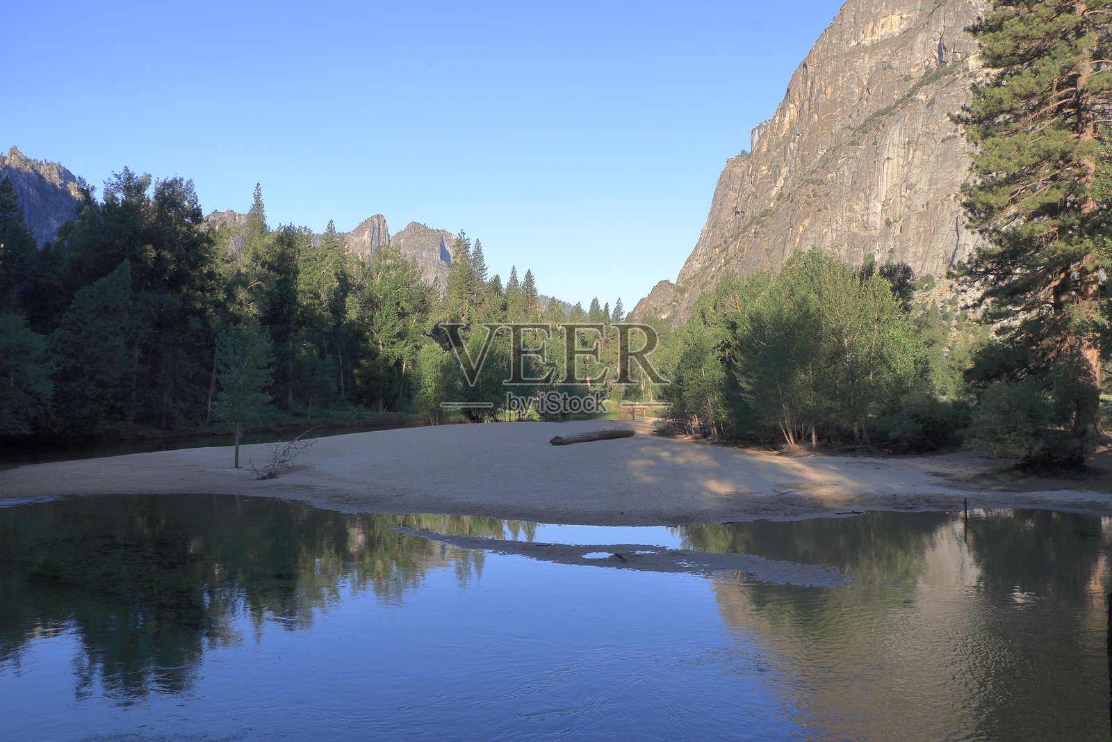 加州优胜美地谷的秋千桥野餐区梅塞德河沿岸的沙滩照片摄影图片