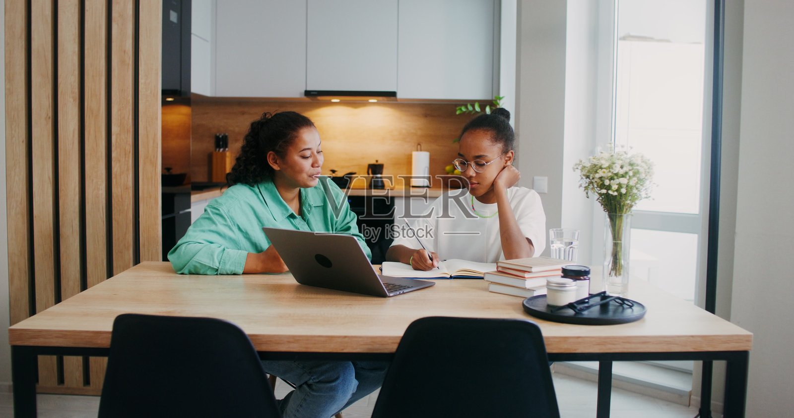妈妈帮助女儿做作业照片摄影图片