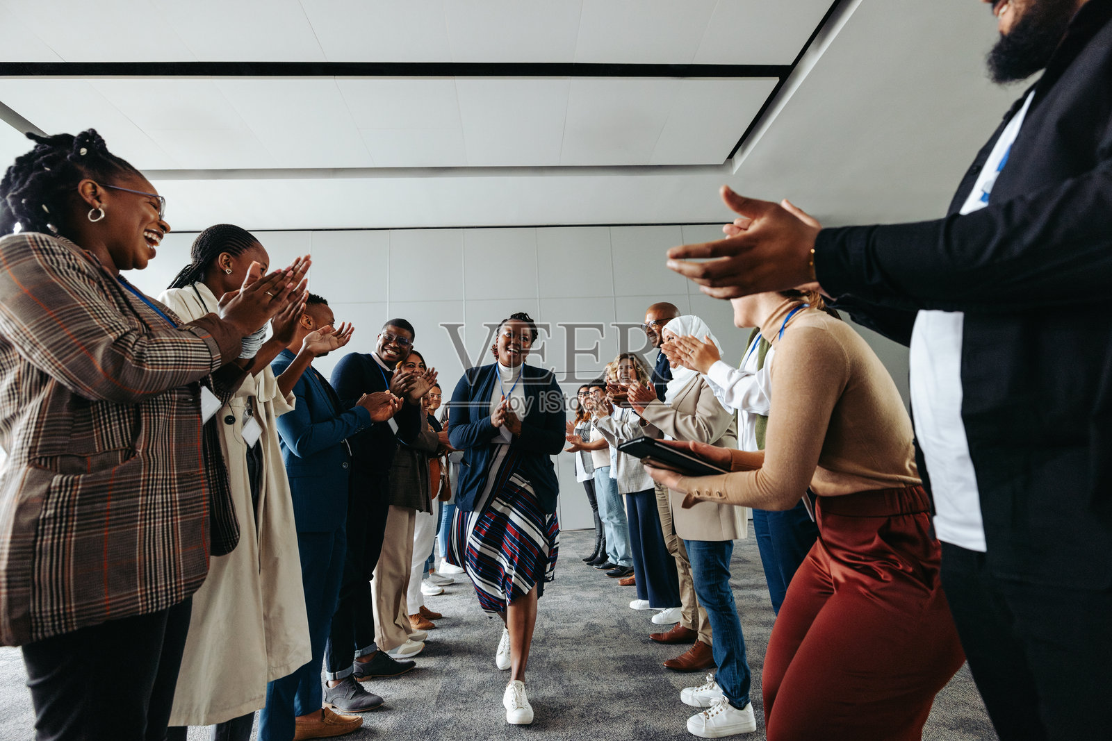 专业人士参与团队建设活动，进行合作活动并互相鼓掌照片摄影图片