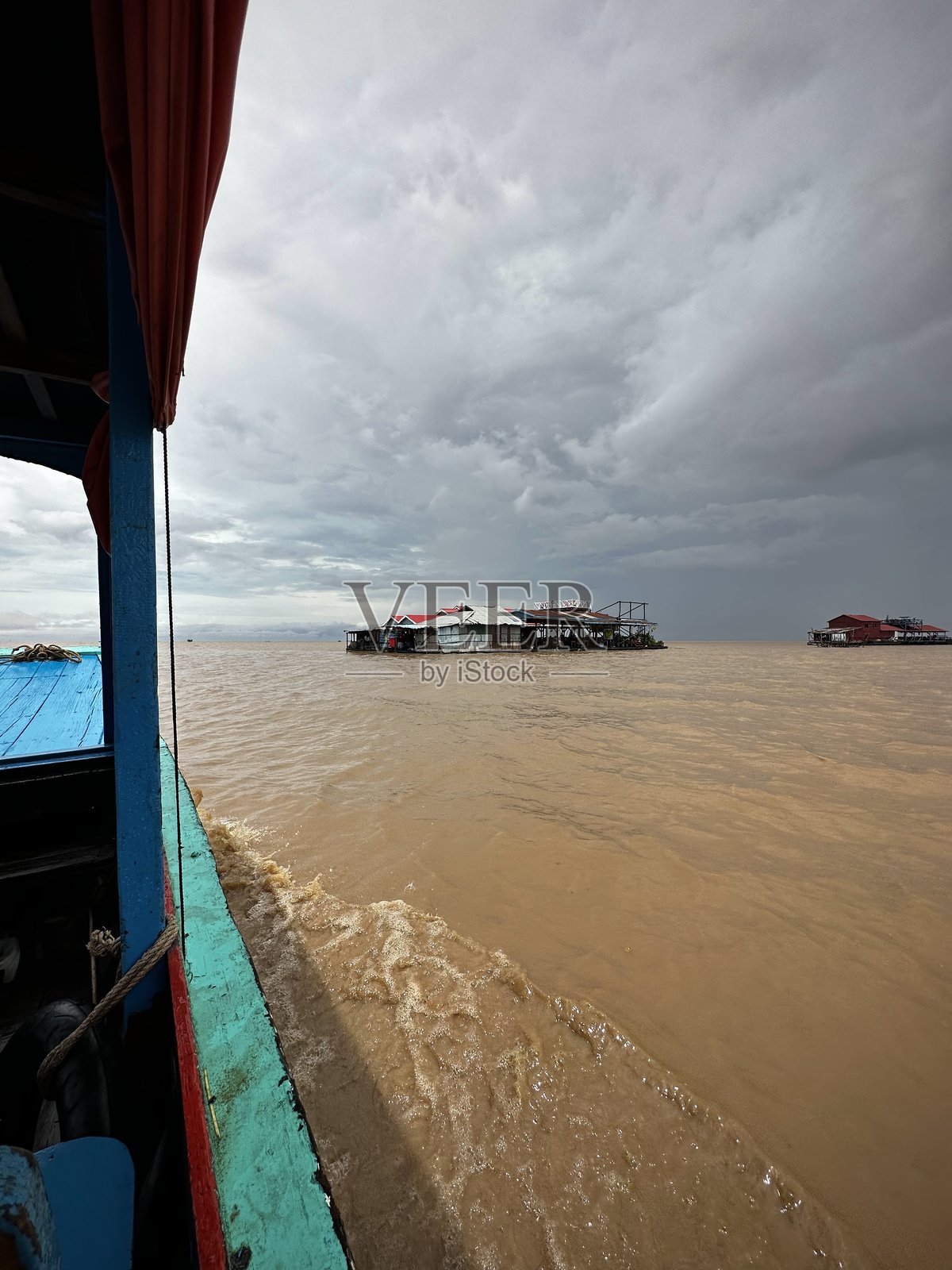 湄公河漂浮村庄（柬埔寨，洞里萨湖）照片摄影图片