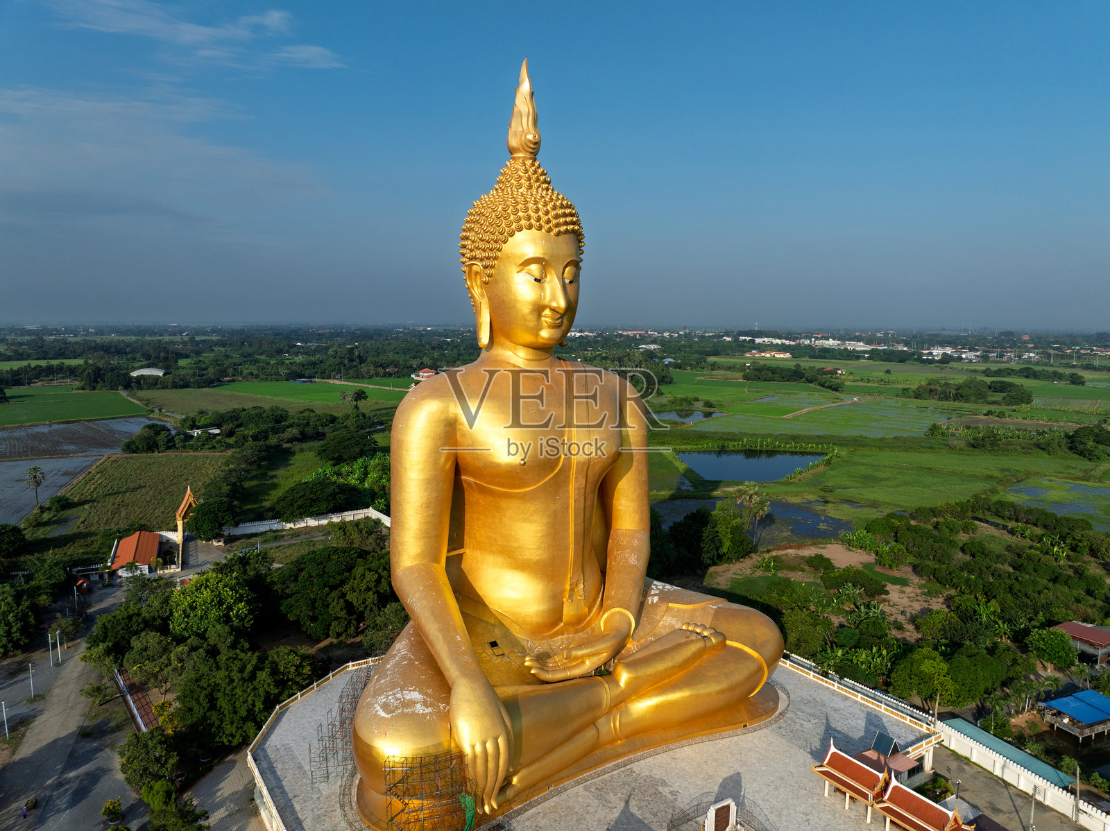 泰国安通省穆昂寺的大金佛像照片摄影图片