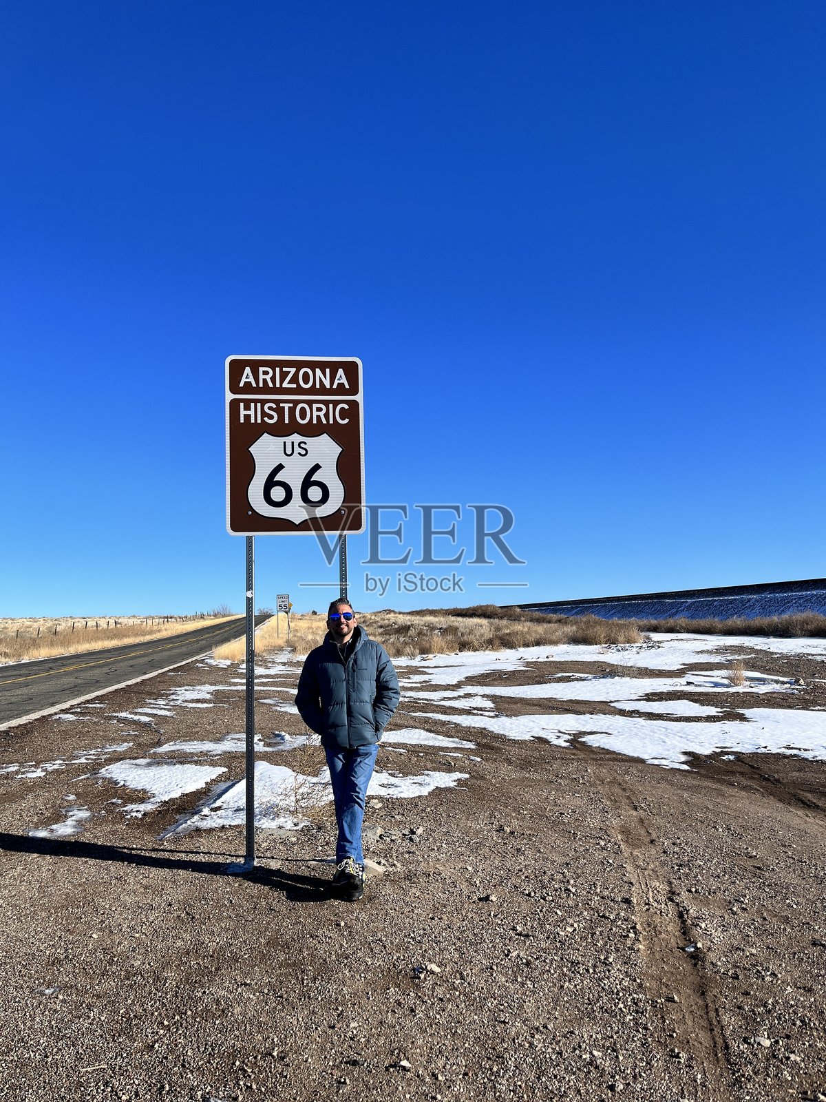 游客在亚利桑那州塞利格曼的66号公路历史标志附近散步照片摄影图片