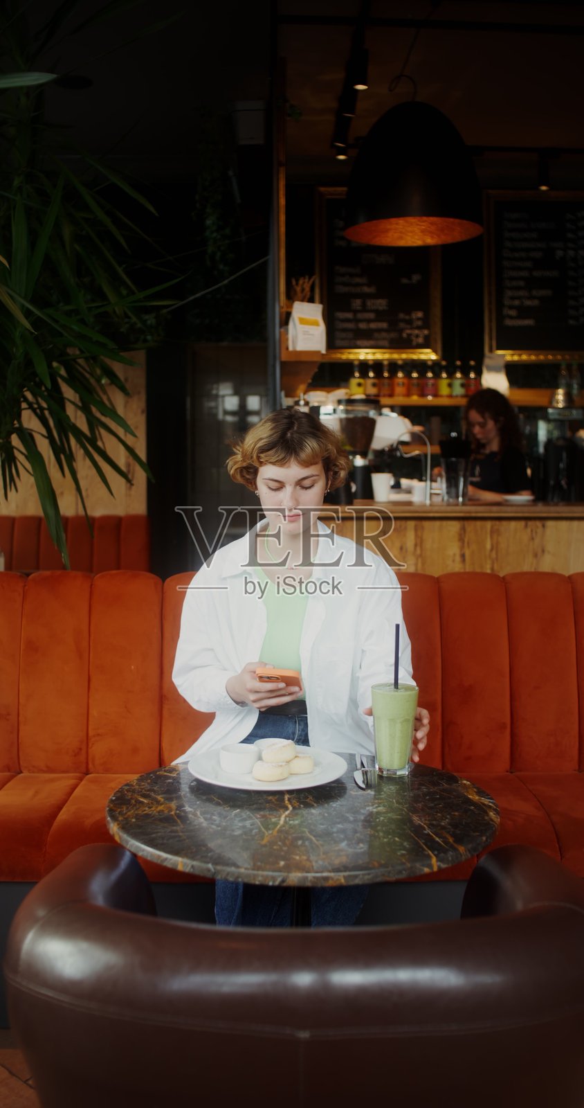 一家咖啡馆里的年轻女性照片摄影图片