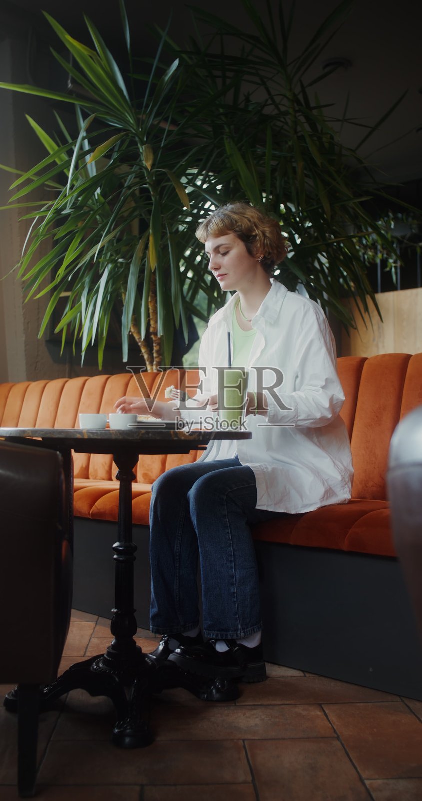 一家咖啡馆里的年轻女性照片摄影图片