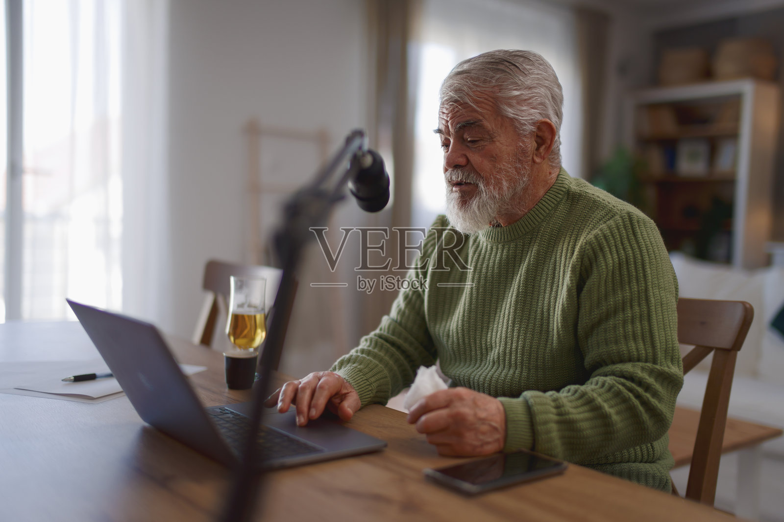 成熟男性在家工作照片摄影图片