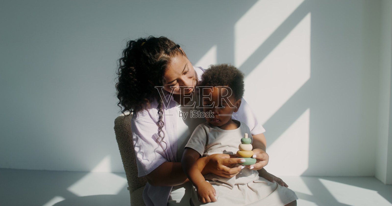 妈妈和孩子在室内玩金字塔游戏照片摄影图片