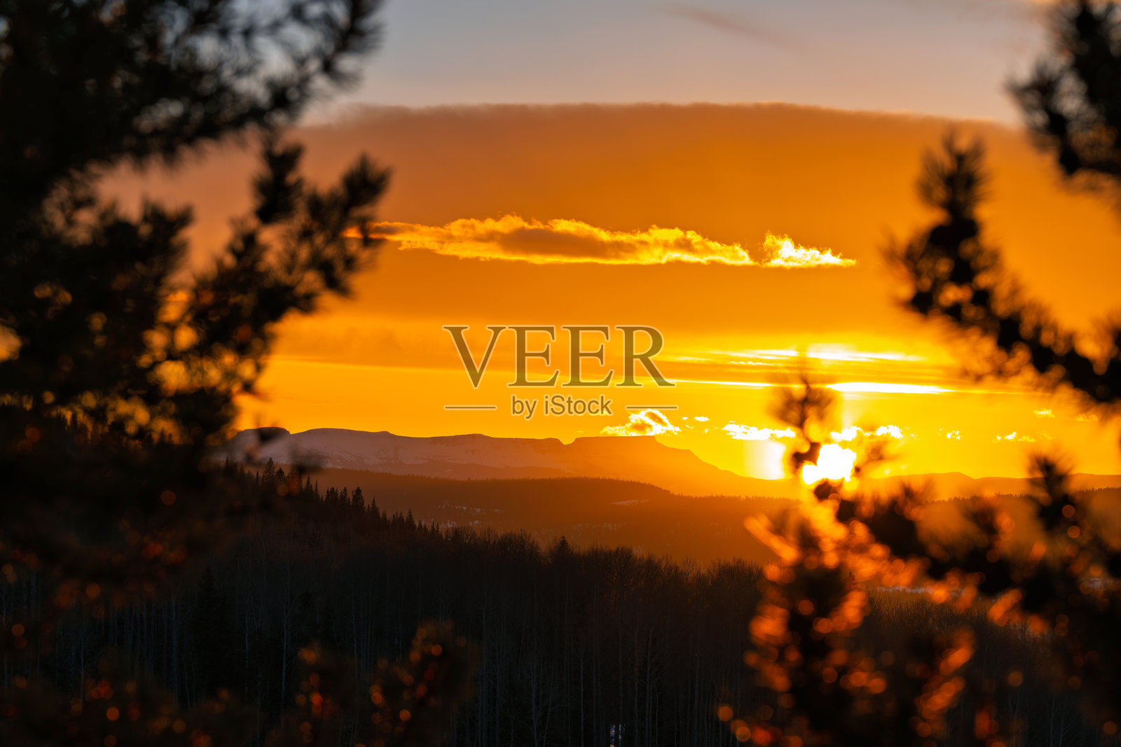 日落时分的山脉戏剧风景照片摄影图片