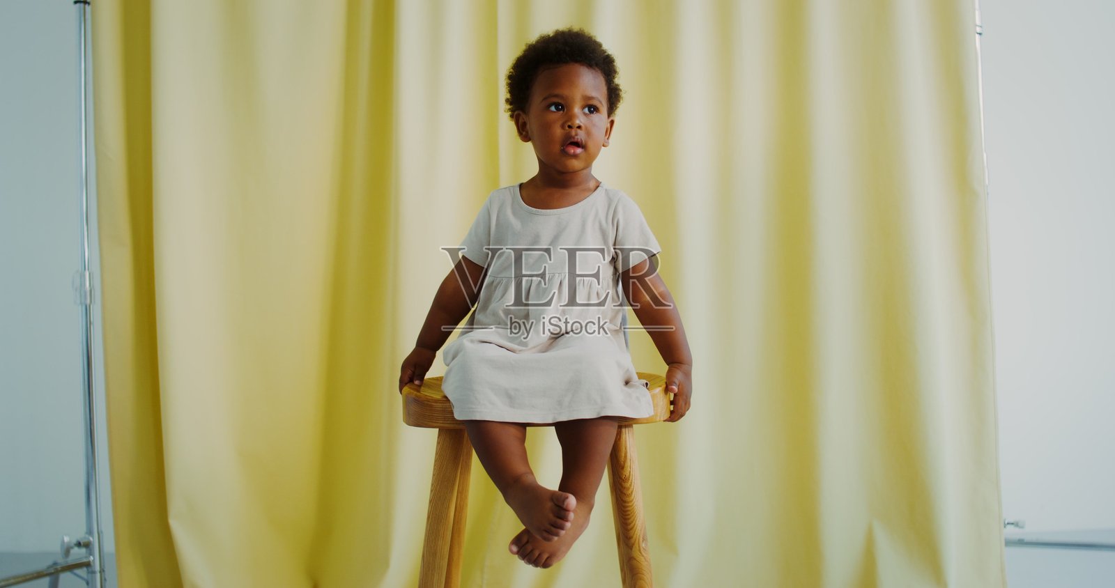 录音室里的非裔美国女孩照片摄影图片