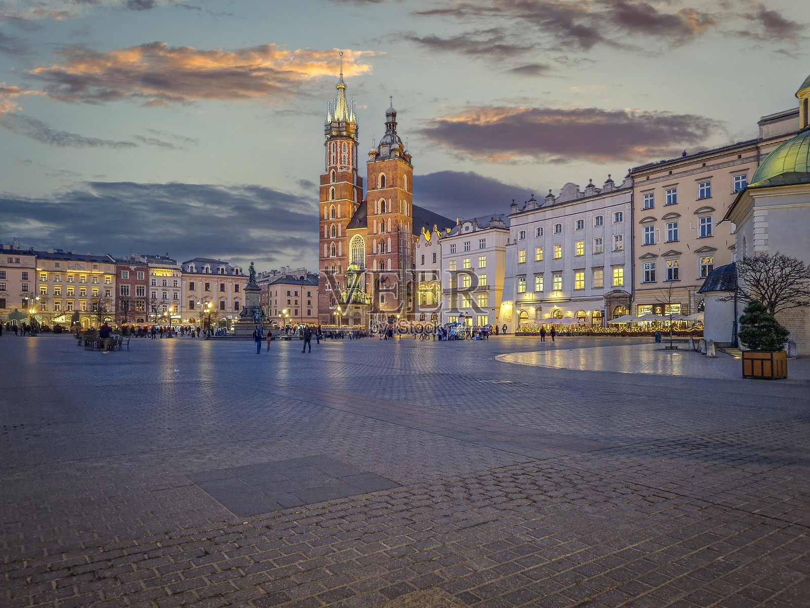 波兰克拉科夫老市场广场的傍晚。照片摄影图片