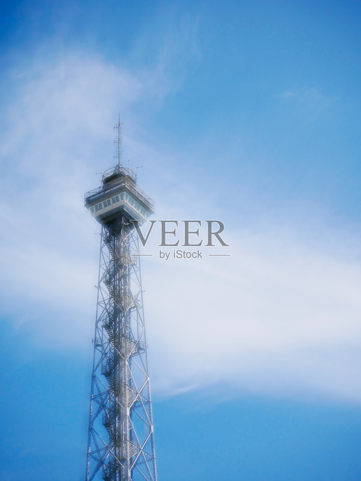 最后一缕热量中的无线电塔照片摄影图片