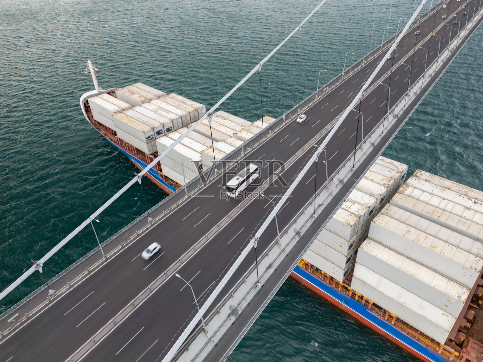 悬索桥下的集装箱运输照片摄影图片