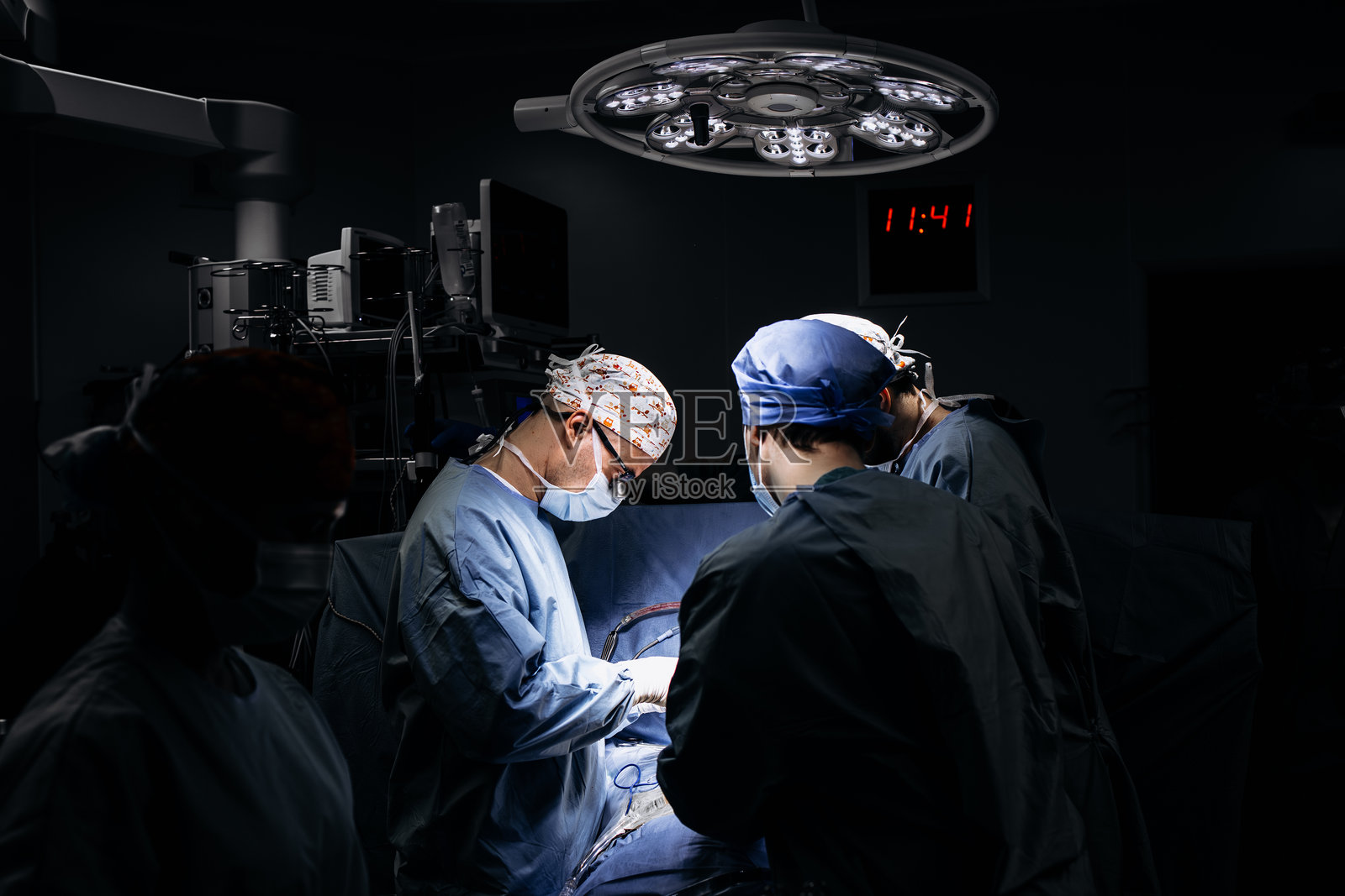一组专业外科医生在现代医院进行手术。照片摄影图片