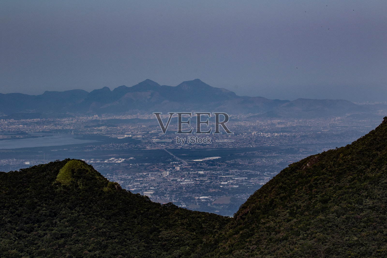 从山上看到的城市照片摄影图片