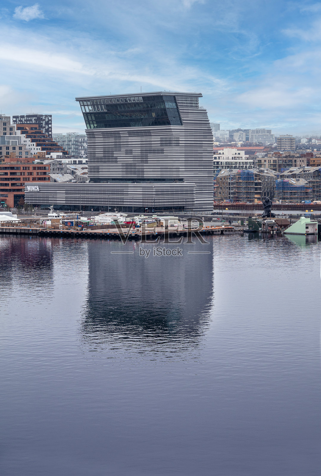 从海边看到的奥斯陆蒙克博物馆。照片摄影图片