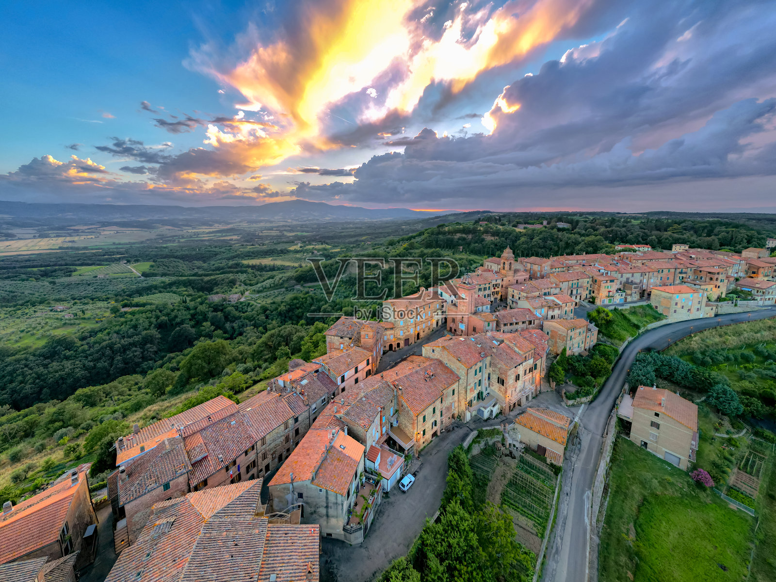 翁布里亚的中世纪小镇蒙特莱昂内·多尔维耶托（Monteleone d'Orvieto）航拍图照片摄影图片