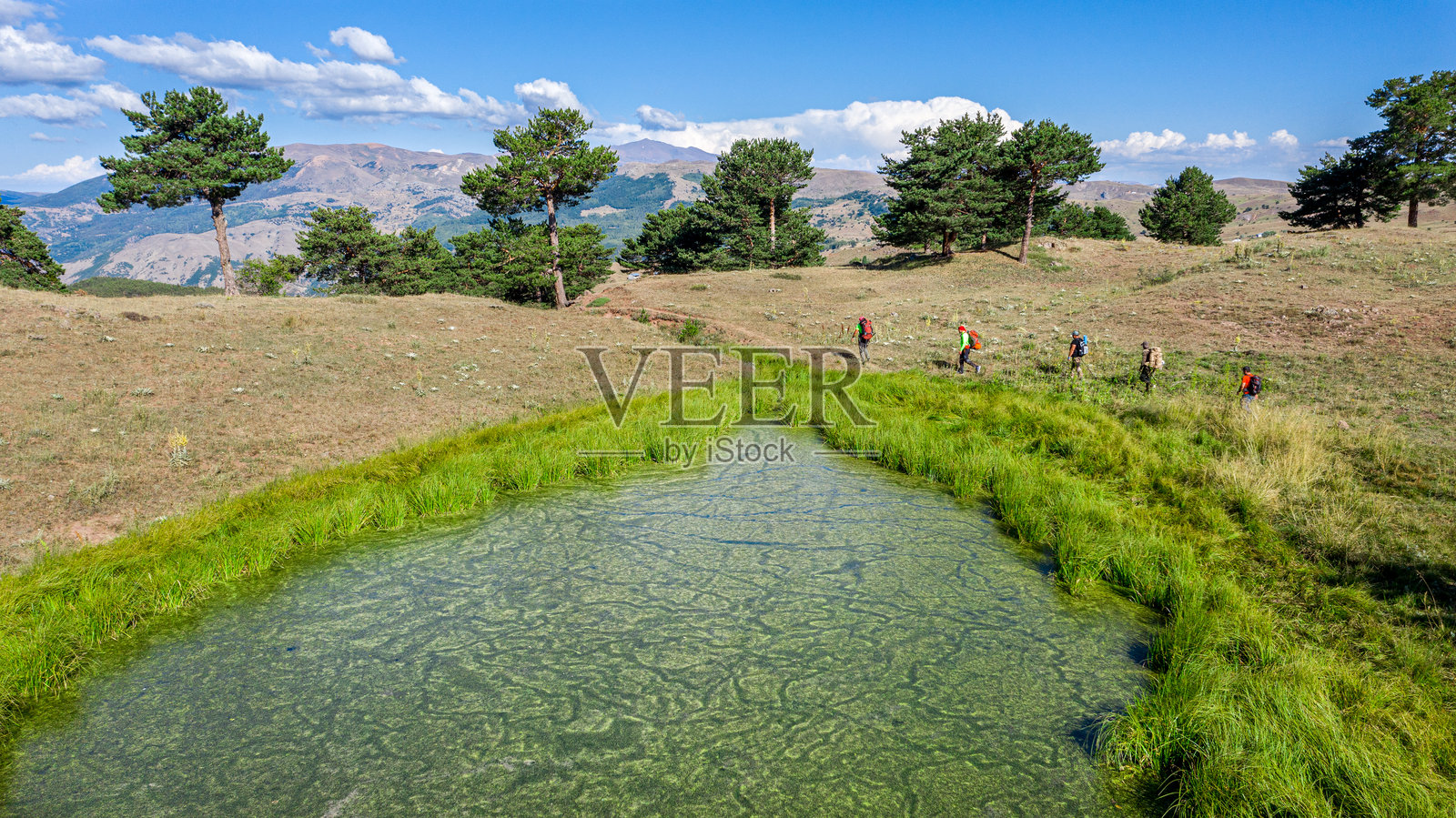 专业运动员在湖边徒步旅行的鸟瞰图 2021年7月30日 土耳其锡瓦斯照片摄影图片