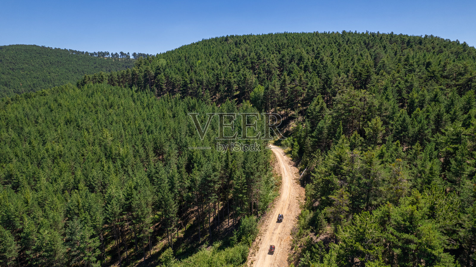 游客在森林中骑着全地形车，2021年7月22日，土耳其埃斯基谢希尔省米哈利奇克照片摄影图片