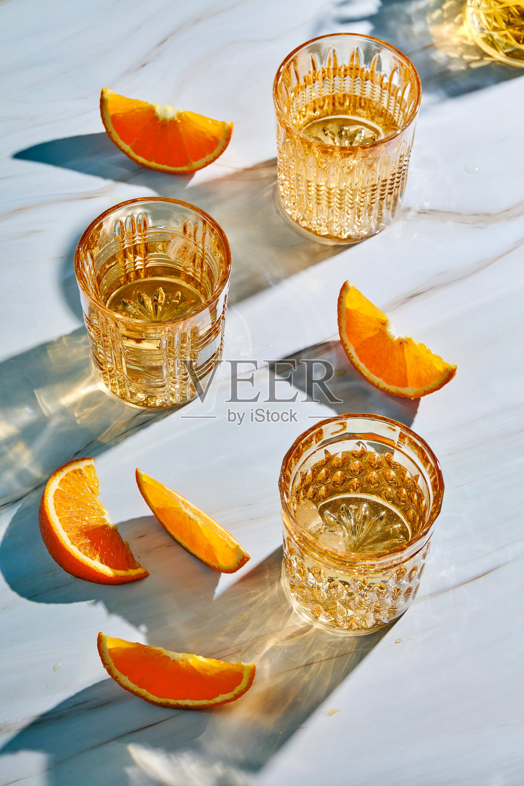 夏季饮品，冰块与橙子，柠檬水，含酒精或无酒精的鸡尾酒。照片摄影图片