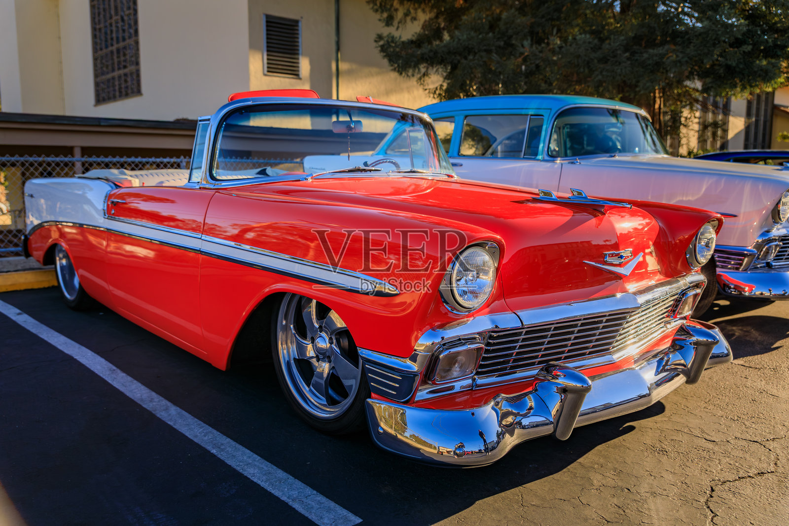 红白相间的1956年雪佛兰Bel Air敞篷车,加州圣布鲁诺汽车展照片摄影图片