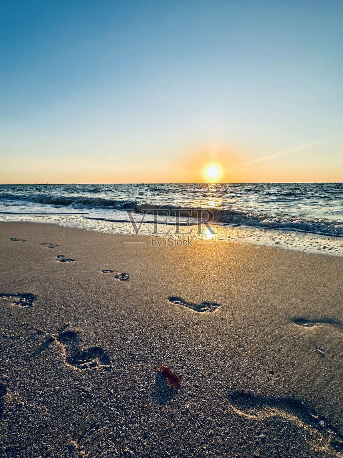 沙滩上的脚印照片摄影图片