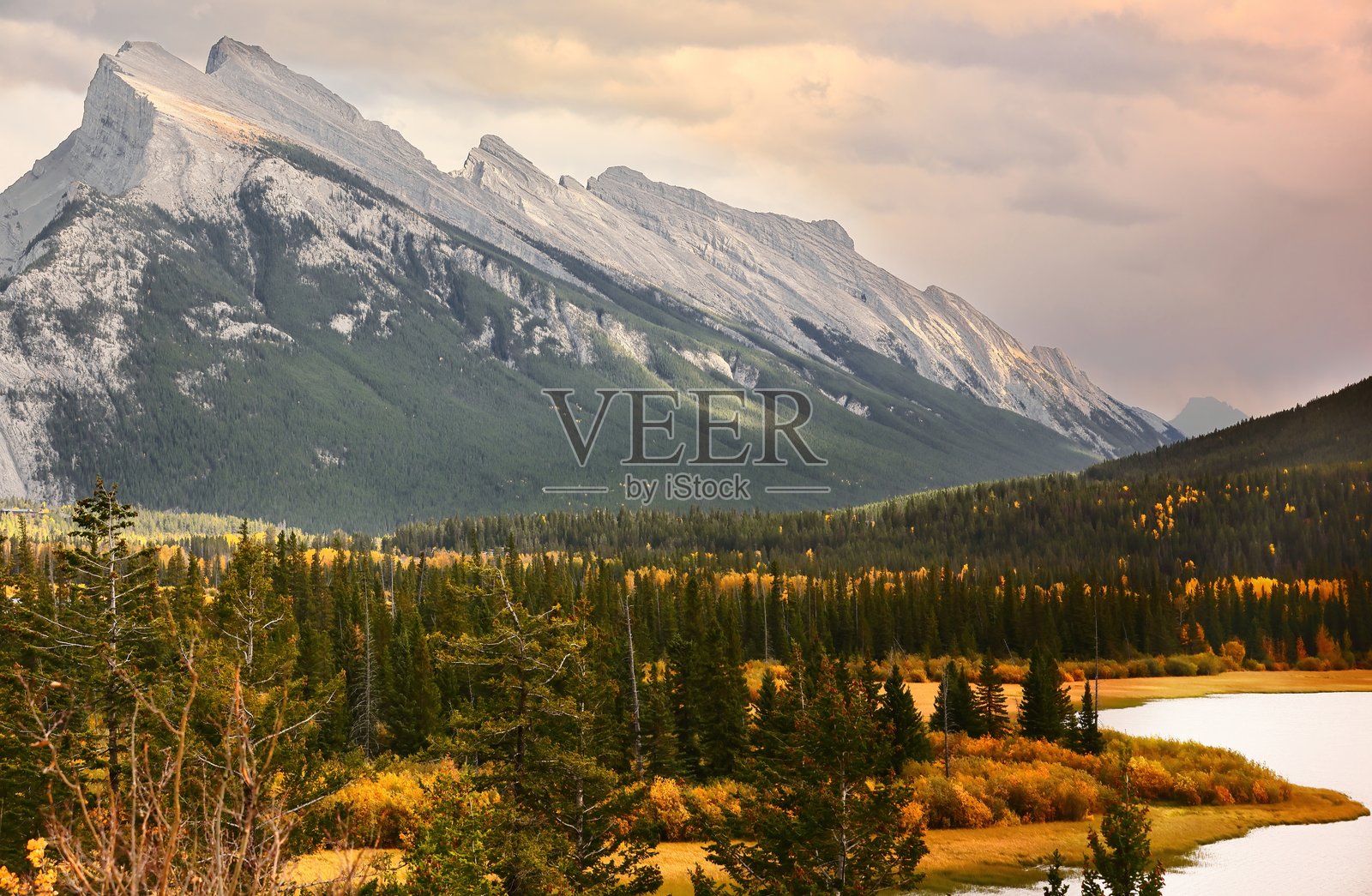 从跨越维米尔湖二号的加拿大横贯公路观景点看到的云雾缭绕的朗德山脉。班夫，阿尔伯塔，加拿大-039照片摄影图片